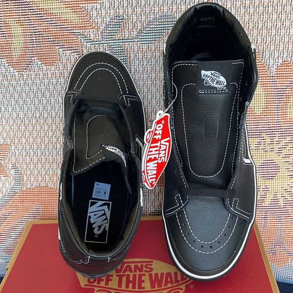 Vans WMNS Sk8-Hi Bolt Black/Black
VN0A5JIVBKA1
Sneakers - athletic shoes - Picture 13 of 16